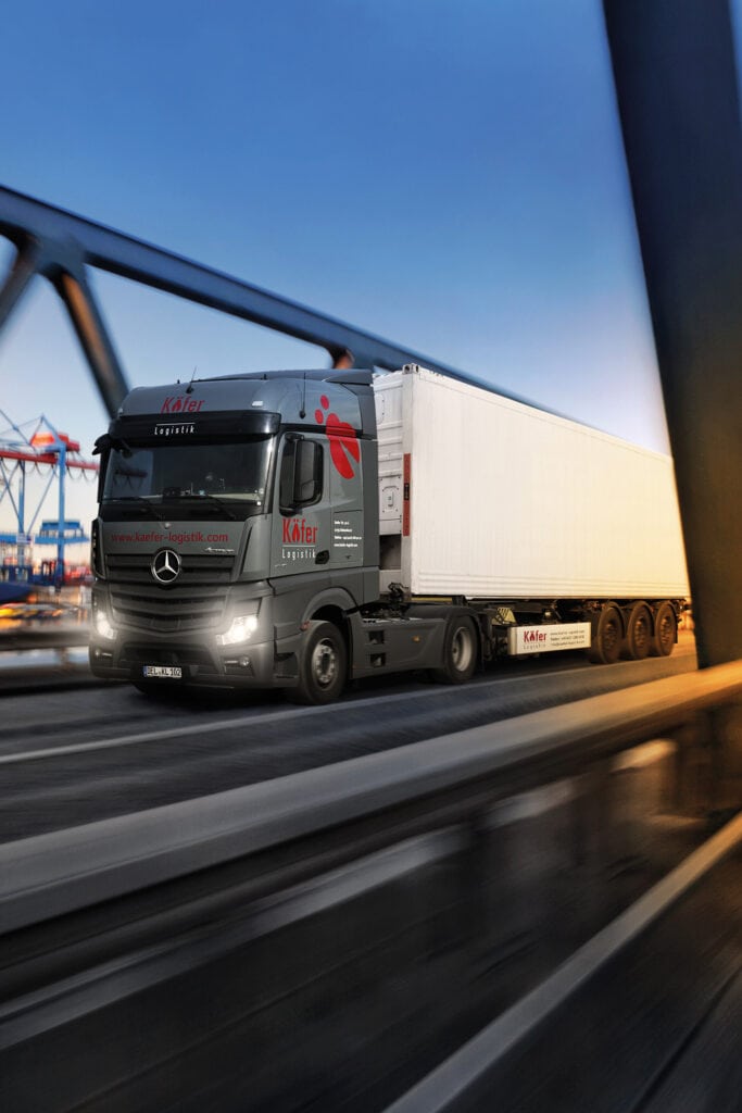 LKW mit Container im Hamburger Hafen